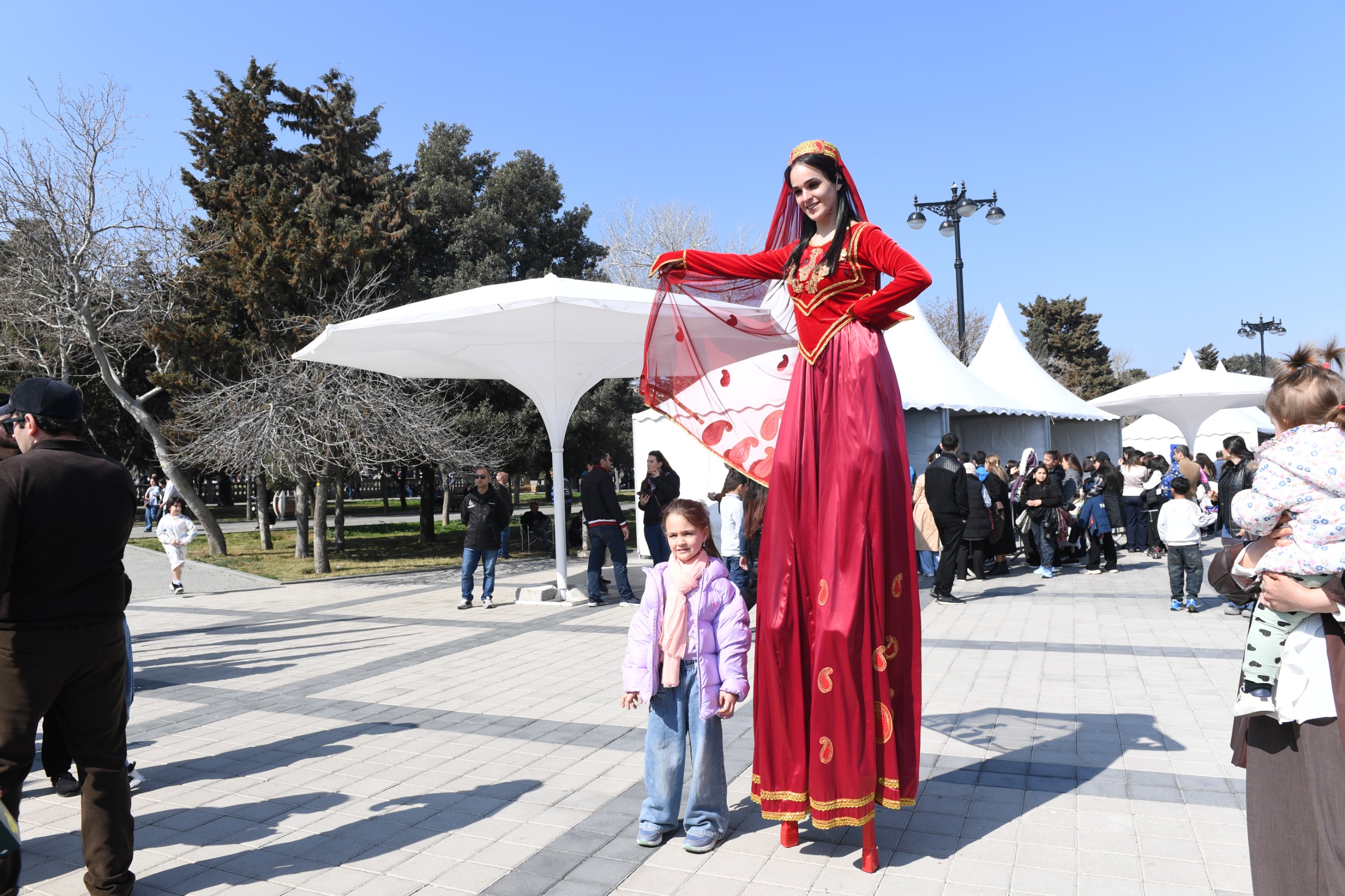 Bakıda Xəzərin suları avarçəkmə və yelkənli qayıqlarla bəzəndi (FOTO)